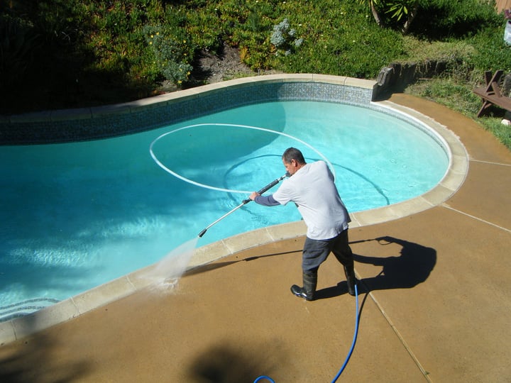 Cleaning the pool: the advantages of having a pressure washer